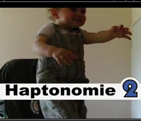 Un bébé hapto en équilibre
