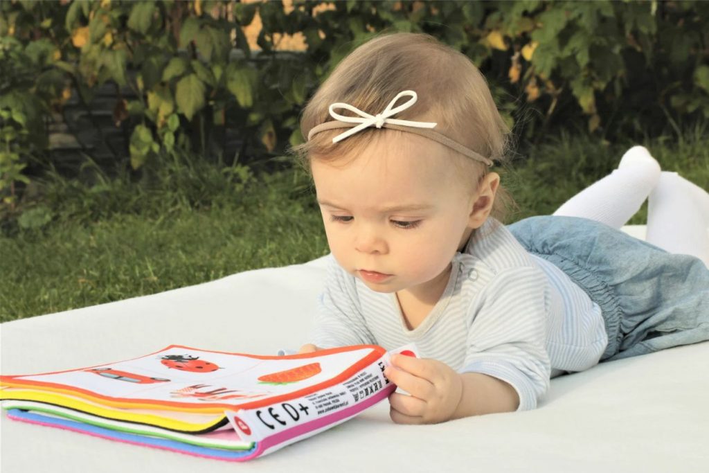 bébé jouant avec livre