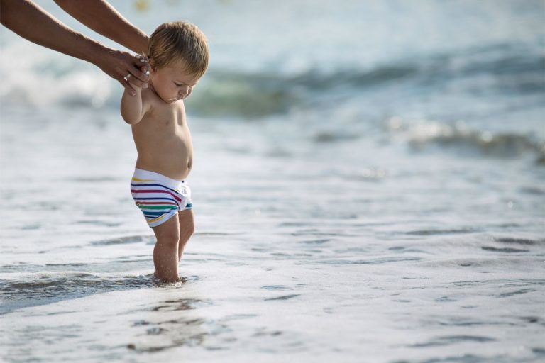 bébé pieds dans l'eau